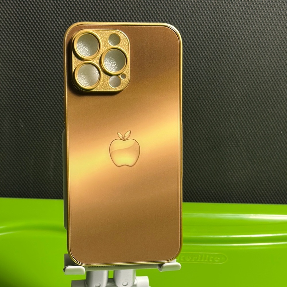 iPhone14 Max Pro Apple Gold iPhone Cover Sleek Design
